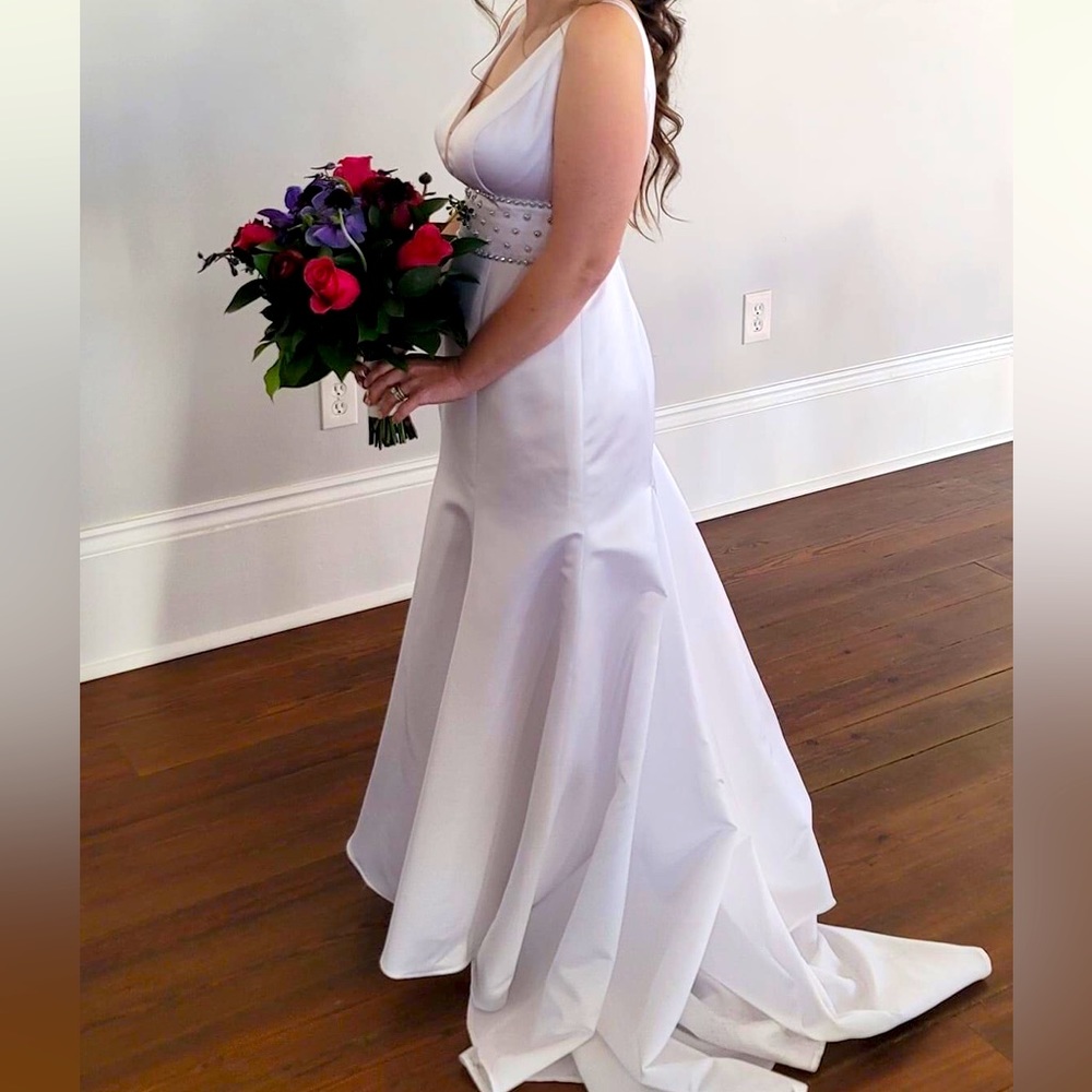 Beautiful mermaid/trumpet wedding dress. Size 8